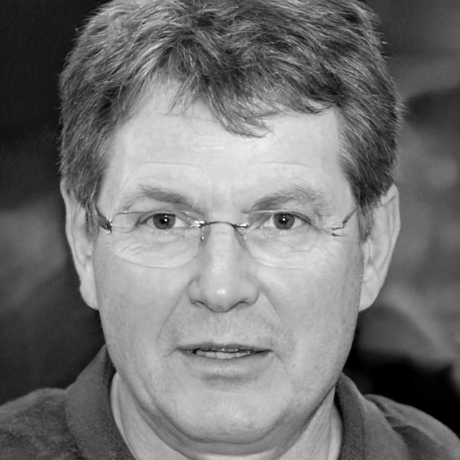 Dr. Marcus Weber, Hauptdozent für IT-Systemverwaltung